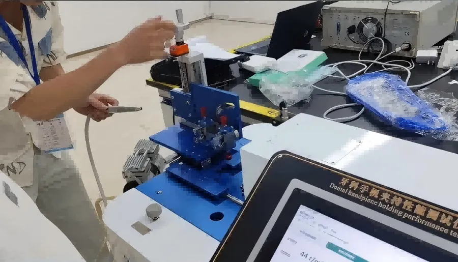 牙科手机夹持性能测试仪：从开箱到熟练操作 上海傲颖为广东客户提供全流程上门技术服务